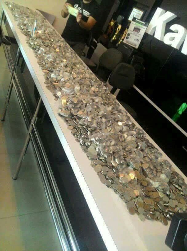 pasangan ini beli motosikal berkuasa tinggi menggunakan duit syiling