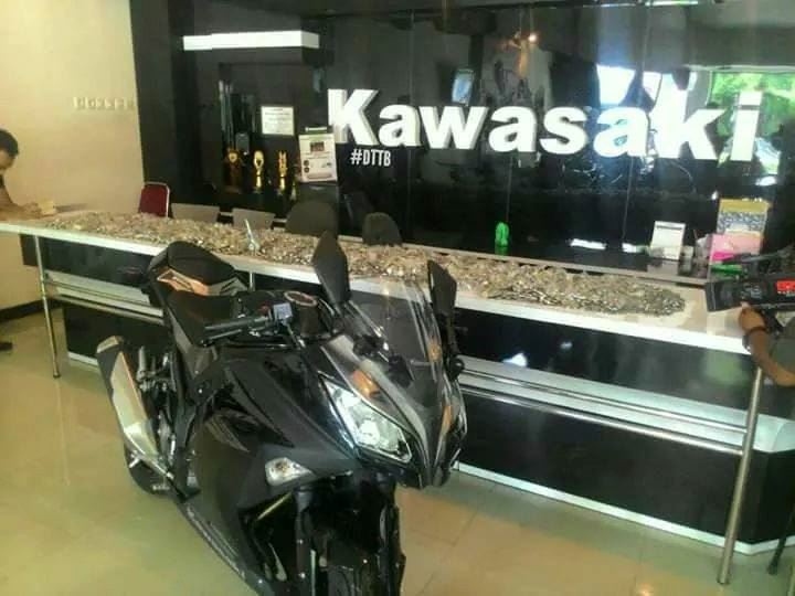 pasangan ini beli motosikal berkuasa tinggi menggunakan duit syiling