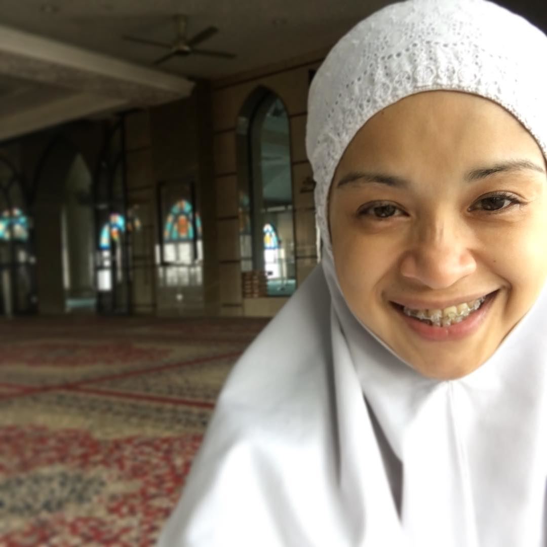 “kita pandang ke depan sahaja selepas ini dan lupakan cerita-cerita lama saya sebelum menutup aurat. anggap sahaja itu sebagai satu kenangan,” norkhiriah