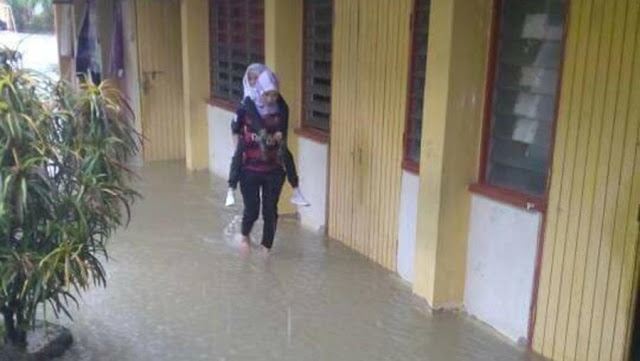 guru ini kendong anak muridnya seorang demi seorang