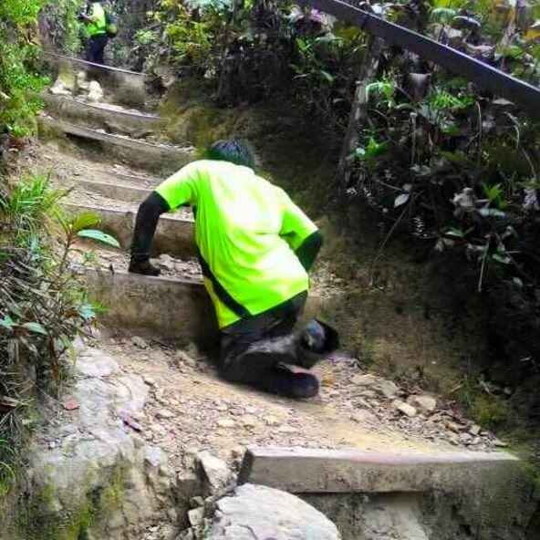 lahir tanpa kaki, pelajar oku ini berjaya merangkak naik dan tawan gunung kinabalu