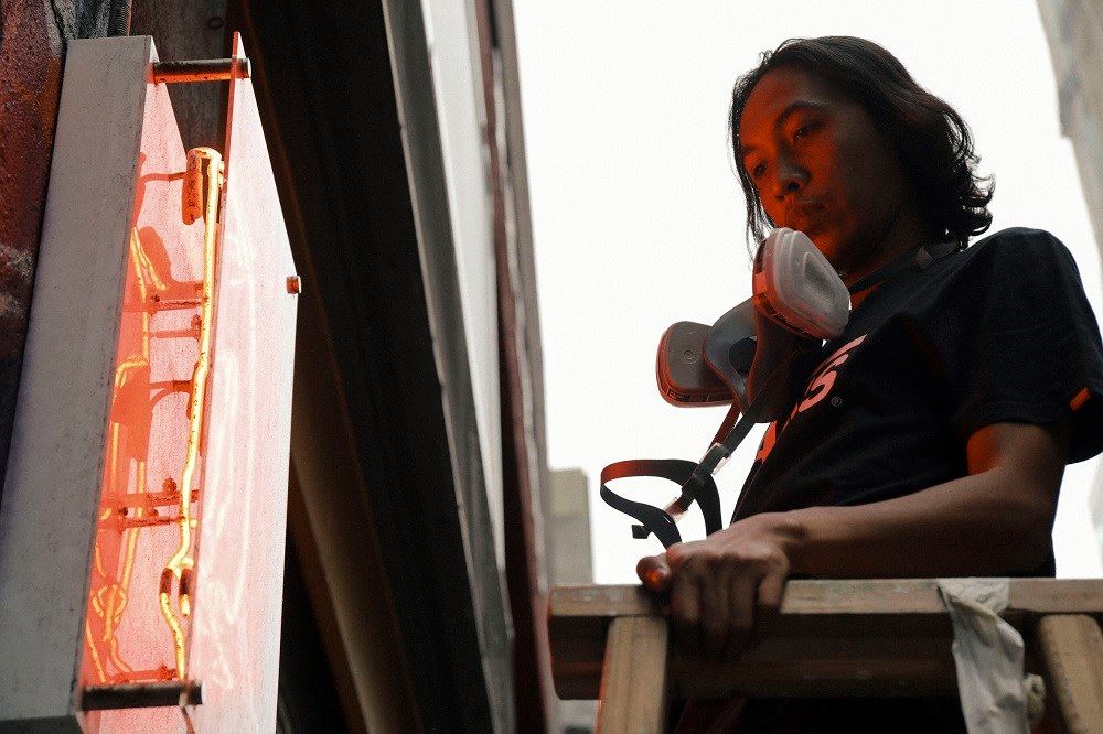 conteng dinding bawa pemuda ini terbang ke hong ko