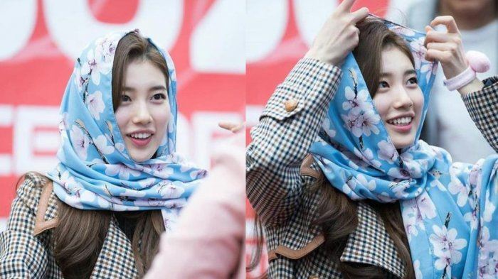 bae suzy bintang korea selatan, memakai tudung yang diberikan oleh peminatnya. sangat cantik !