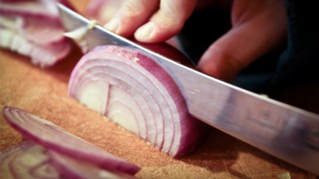 3 cara untuk menghilangkan bau bawang pada tangan