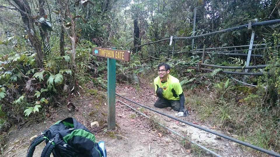 lahir tanpa kaki, pelajar oku ini berjaya merangkak naik dan tawan gunung kinabalu