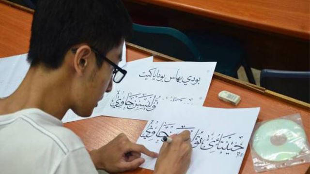 pelajar berlainan bangsa mahu belajar tulisan khat lebih lama dari masa yang disediakan