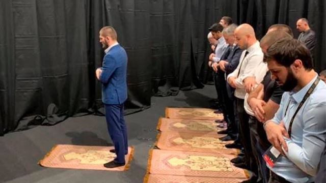 netizen tersentuh hati melihat habib nurmagomedov mengimamkan solat