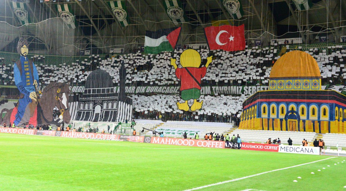 kelab bola sepak turki naikkan tifo masjid al-aqsa dan saladin