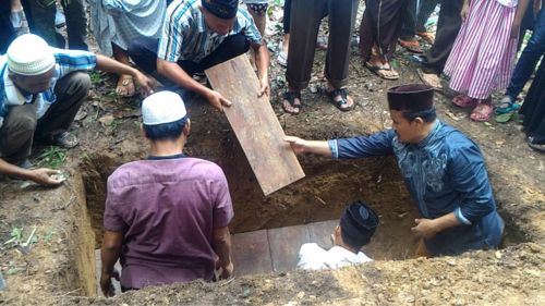 di sebalik kafan putih: tanggungjawab dan kasih sayang terakhir