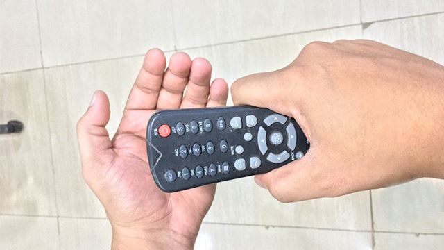 ini sebab kenapa remote tv akan kembali berfungsi sekiranya diketuk pada bahagian belakang