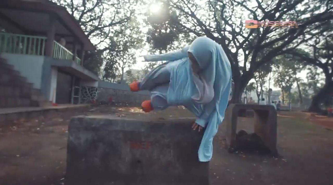 berhijab tidak menghalang wanita ini untuk parkour