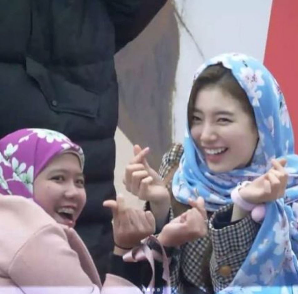 bae suzy bintang korea selatan, memakai tudung yang diberikan oleh peminatnya. sangat cantik !