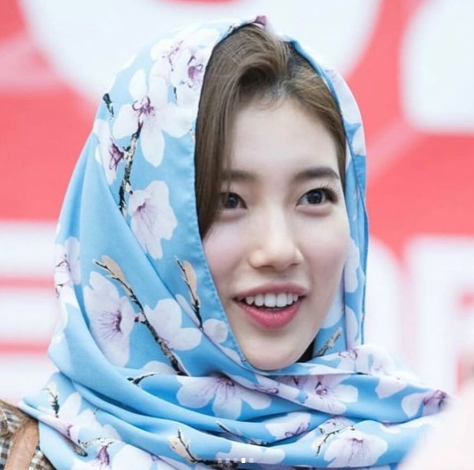bae suzy bintang korea selatan, memakai tudung yang diberikan oleh peminatnya. sangat cantik !