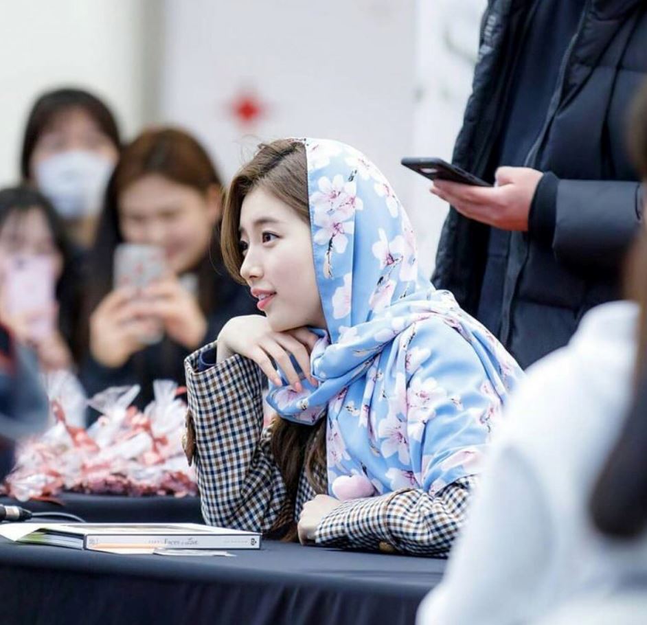 bae suzy bintang korea selatan, memakai tudung yang diberikan oleh peminatnya. sangat cantik !