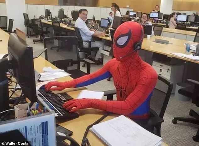 pakai kostum spiderman untuk rai hari terakhir bekerja