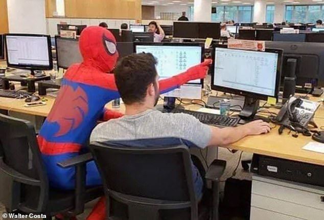 pakai kostum spiderman untuk rai hari terakhir bekerja