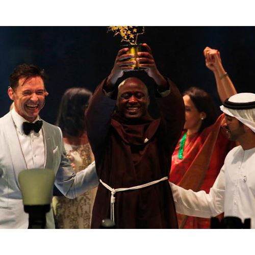 cikgu ini menyumbang 80 peratus daripada gajinya untuk pembangunan sekolah dan akhirnya menerima hadiah $1 juta