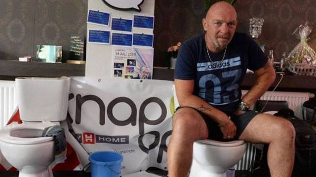 demi mencipta rekod dunia lelaki ini sanggup duduk di atas tandas selama 5 hari