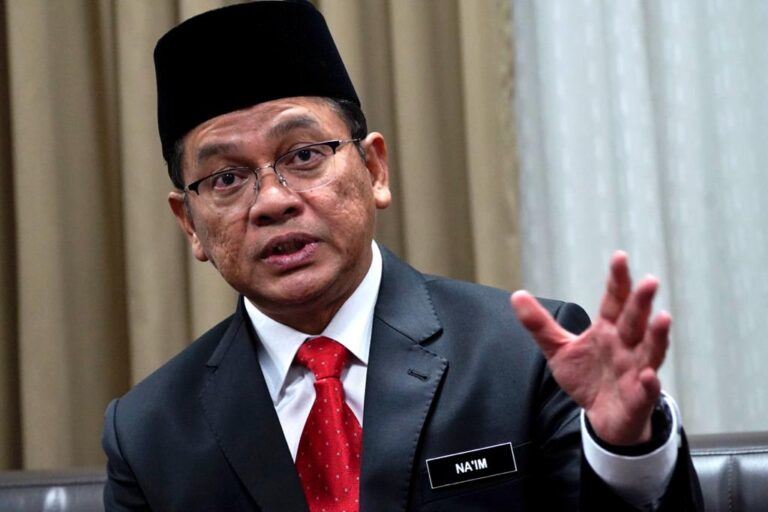 Lelaki Muslim Perlu Elak Berpakaian dan Berperilaku Seperti Wanita – Menteri